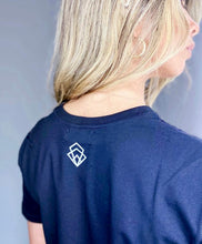 Cargar imagen en el visor de la galería, Camisetas básicas de mujer Glam Rock,rock and roll Disponible en tallas S, M y L. Colores, blanca, negra y lila. Diamante de Flint bordado. Horma suelta. Fabricada en Algodón Peruano. Producto hecho en Colombia. Compra Online . Camisetas estampadas de mujer con grupos icónicos de rock como los rolling stones, los ramones y David Bowie