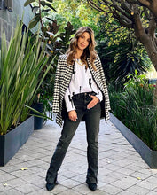 Cargar imagen en el visor de la galería, Saco de mujer. Tejido Algodón. Diseño estampado de rayos con bordado de puntadas hechas a mano en terminaciones de cuello y mangas. Diseño recto. Cuello redondo. Manga larga. Disponible en 2 colores, blanco y Negro. Estas prendas son productos que han sido confeccionadas con fibras y/o procesos de producción sostenible, reduciendo así su impacto ambiental. Producto 100% hecho en Colombia. Compra Online