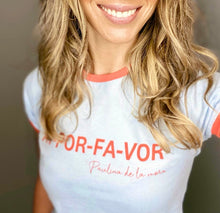 Cargar imagen en el visor de la galería, Camiseta setenteras Flint de mujer cuello redondo. Cool, retro y funky. Disponible en tallas S,M y L. 4 colores azul, rosada, lila y naranja, con rib de colores en cuello y mangas. Frases inspiradas en Paulina de la Mora de la serie Mexicana "La casa de las flores". Fabricada en algodón Peruano. Producto hecho en Colombia. Compra online