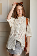 Cargar imagen en el visor de la galería, Camisa en Tejido de malla color Negro. Diseño Oversize. Hombro caído. Cuello tipo camisero en Rib. Manga 3/4´S. Cierre de botones en la parte delantera. Perfecta para usar en clima frío y caliente. Disponible en 2 colores Hueso y Negra. Producto hecho en Colombia. Compra online