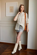 Cargar imagen en el visor de la galería, Camisa en Tejido de malla color Negro. Diseño Oversize. Hombro caído. Cuello tipo camisero en Rib. Manga 3/4´S. Cierre de botones en la parte delantera. Perfecta para usar en clima frío y caliente. Disponible en 2 colores Hueso y Negra. Producto hecho en Colombia. Compra online