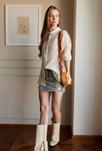 Cargar imagen en el visor de la galería, Camisa en Tejido de malla color Negro. Diseño Oversize. Hombro caído. Cuello tipo camisero en Rib. Manga 3/4´S. Cierre de botones en la parte delantera. Perfecta para usar en clima frío y caliente. Disponible en 2 colores Hueso y Negra. Producto hecho en Colombia. Compra online