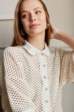 Cargar imagen en el visor de la galería, Camisa en Tejido de malla color Negro. Diseño Oversize. Hombro caído. Cuello tipo camisero en Rib. Manga 3/4´S. Cierre de botones en la parte delantera. Perfecta para usar en clima frío y caliente. Disponible en 2 colores Hueso y Negra. Producto hecho en Colombia. Compra online