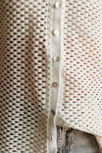 Cargar imagen en el visor de la galería, Camisa en Tejido de malla color Negro. Diseño Oversize. Hombro caído. Cuello tipo camisero en Rib. Manga 3/4´S. Cierre de botones en la parte delantera. Perfecta para usar en clima frío y caliente. Disponible en 2 colores Hueso y Negra. Producto hecho en Colombia. Compra online