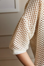 Cargar imagen en el visor de la galería, Camisa en Tejido de malla color Negro. Diseño Oversize. Hombro caído. Cuello tipo camisero en Rib. Manga 3/4´S. Cierre de botones en la parte delantera. Perfecta para usar en clima frío y caliente. Disponible en 2 colores Hueso y Negra. Producto hecho en Colombia. Compra online