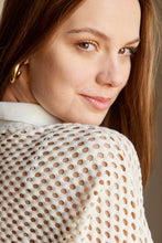 Cargar imagen en el visor de la galería, Camisa en Tejido de malla color Negro. Diseño Oversize. Hombro caído. Cuello tipo camisero en Rib. Manga 3/4´S. Cierre de botones en la parte delantera. Perfecta para usar en clima frío y caliente. Disponible en 2 colores Hueso y Negra. Producto hecho en Colombia. Compra online