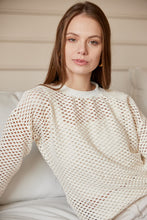 Cargar imagen en el visor de la galería, Saco en Tejido de malla color Hueso. Diseño Oversize. Hombro caído. Cuello redondo. Manga Larga. Cuello pretina y puños en rib tejido tono a tono. Perfecto para usar en clima frío y caliente. Disponible en 3 colores Hueso, Negro y Verde. Porducto Hecho en Colombia. Compra Online