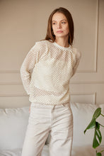 Cargar imagen en el visor de la galería, Saco en Tejido de malla color Hueso. Diseño Oversize. Hombro caído. Cuello redondo. Manga Larga. Cuello pretina y puños en rib tejido tono a tono. Perfecto para usar en clima frío y caliente. Disponible en 3 colores Hueso, Negro y Verde. Porducto Hecho en Colombia. Compra Online