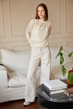 Cargar imagen en el visor de la galería, Saco en Tejido de malla color Hueso. Diseño Oversize. Hombro caído. Cuello redondo. Manga Larga. Cuello pretina y puños en rib tejido tono a tono. Perfecto para usar en clima frío y caliente. Disponible en 3 colores Hueso, Negro y Verde. Porducto Hecho en Colombia. Compra Online
