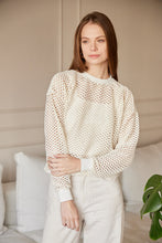 Cargar imagen en el visor de la galería, Saco en Tejido de malla color Hueso. Diseño Oversize. Hombro caído. Cuello redondo. Manga Larga. Cuello pretina y puños en rib tejido tono a tono. Perfecto para usar en clima frío y caliente. Disponible en 3 colores Hueso, Negro y Verde. Porducto Hecho en Colombia. Compra Online