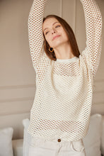 Cargar imagen en el visor de la galería, Saco en Tejido de malla color Hueso. Diseño Oversize. Hombro caído. Cuello redondo. Manga Larga. Cuello pretina y puños en rib tejido tono a tono. Perfecto para usar en clima frío y caliente. Disponible en 3 colores Hueso, Negro y Verde. Porducto Hecho en Colombia. Compra Online