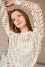 Cargar imagen en el visor de la galería, Saco en Tejido de malla color Hueso. Diseño Oversize. Hombro caído. Cuello redondo. Manga Larga. Cuello pretina y puños en rib tejido tono a tono. Perfecto para usar en clima frío y caliente. Disponible en 3 colores Hueso, Negro y Verde. Porducto Hecho en Colombia. Compra Online