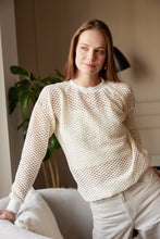 Cargar imagen en el visor de la galería, Saco en Tejido de malla color Hueso. Diseño Oversize. Hombro caído. Cuello redondo. Manga Larga. Cuello pretina y puños en rib tejido tono a tono. Perfecto para usar en clima frío y caliente. Disponible en 3 colores Hueso, Negro y Verde. Porducto Hecho en Colombia. Compra Online