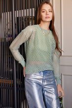 Cargar imagen en el visor de la galería, Saco en Tejido de malla color Hueso. Diseño Oversize. Hombro caído. Cuello redondo. Manga Larga. Cuello pretina y puños en rib tejido tono a tono. Perfecto para usar en clima frío y caliente. Disponible en 3 colores Hueso, Negro y Verde. Porducto Hecho en Colombia. Compra Online