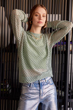 Cargar imagen en el visor de la galería, Saco en Tejido de malla color Hueso. Diseño Oversize. Hombro caído. Cuello redondo. Manga Larga. Cuello pretina y puños en rib tejido tono a tono. Perfecto para usar en clima frío y caliente. Disponible en 3 colores Hueso, Negro y Verde. Porducto Hecho en Colombia. Compra Online