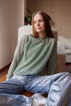 Cargar imagen en el visor de la galería, Saco en Tejido de malla color Hueso. Diseño Oversize. Hombro caído. Cuello redondo. Manga Larga. Cuello pretina y puños en rib tejido tono a tono. Perfecto para usar en clima frío y caliente. Disponible en 3 colores Hueso, Negro y Verde. Porducto Hecho en Colombia. Compra Online