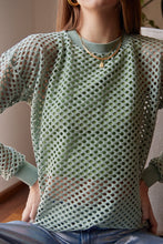 Cargar imagen en el visor de la galería, Saco en Tejido de malla color Hueso. Diseño Oversize. Hombro caído. Cuello redondo. Manga Larga. Cuello pretina y puños en rib tejido tono a tono. Perfecto para usar en clima frío y caliente. Disponible en 3 colores Hueso, Negro y Verde. Porducto Hecho en Colombia. Compra Online