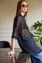 Cargar imagen en el visor de la galería, Camisa en Tejido de malla color Negro. Diseño Oversize. Hombro caído. Cuello tipo camisero en Rib. Manga 3/4´S. Cierre de botones en la parte delantera. Perfecta para usar en clima frío y caliente. Disponible en 2 colores Hueso y Negra. Producto hecho en Colombia. Compra online