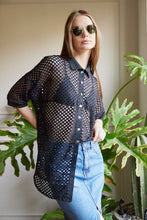 Cargar imagen en el visor de la galería, Camisa en Tejido de malla color Negro. Diseño Oversize. Hombro caído. Cuello tipo camisero en Rib. Manga 3/4´S. Cierre de botones en la parte delantera. Perfecta para usar en clima frío y caliente. Disponible en 2 colores Hueso y Negra. Producto hecho en Colombia. Compra online