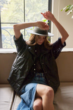 Cargar imagen en el visor de la galería, Chaleco Puffer en color Café. Diseño alcochado en cuero sintético. Tejido técnico repelente al agua. Cuello subido y sin mangas. Bolsillos laterales. Cierre frontal con botones a presión ocultos por la solapa. Forro interior con estampado de Flint. Disponible en color Café y Negro.. Productoo hecho en Colombia. Compra Online