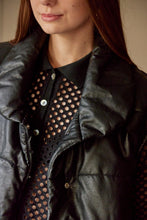 Cargar imagen en el visor de la galería, Chaleco Puffer en color Café. Diseño alcochado en cuero sintético. Tejido técnico repelente al agua. Cuello subido y sin mangas. Bolsillos laterales. Cierre frontal con botones a presión ocultos por la solapa. Forro interior con estampado de Flint. Disponible en color Café y Negro.. Productoo hecho en Colombia. Compra Online