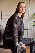 Cargar imagen en el visor de la galería, Saco en Tejido de malla color Hueso. Diseño Oversize. Hombro caído. Cuello redondo. Manga Larga. Cuello pretina y puños en rib tejido tono a tono. Perfecto para usar en clima frío y caliente. Disponible en 3 colores Hueso, Negro y Verde. Porducto Hecho en Colombia. Compra Online