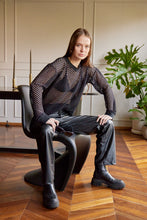 Cargar imagen en el visor de la galería, Saco en Tejido de malla color Hueso. Diseño Oversize. Hombro caído. Cuello redondo. Manga Larga. Cuello pretina y puños en rib tejido tono a tono. Perfecto para usar en clima frío y caliente. Disponible en 3 colores Hueso, Negro y Verde. Porducto Hecho en Colombia. Compra Online