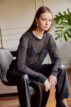 Cargar imagen en el visor de la galería, Saco en Tejido de malla color Hueso. Diseño Oversize. Hombro caído. Cuello redondo. Manga Larga. Cuello pretina y puños en rib tejido tono a tono. Perfecto para usar en clima frío y caliente. Disponible en 3 colores Hueso, Negro y Verde. Porducto Hecho en Colombia. Compra Online