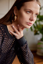 Cargar imagen en el visor de la galería, Saco en Tejido de malla color Hueso. Diseño Oversize. Hombro caído. Cuello redondo. Manga Larga. Cuello pretina y puños en rib tejido tono a tono. Perfecto para usar en clima frío y caliente. Disponible en 3 colores Hueso, Negro y Verde. Porducto Hecho en Colombia. Compra Online