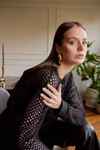 Cargar imagen en el visor de la galería, Saco en Tejido de malla color Hueso. Diseño Oversize. Hombro caído. Cuello redondo. Manga Larga. Cuello pretina y puños en rib tejido tono a tono. Perfecto para usar en clima frío y caliente. Disponible en 3 colores Hueso, Negro y Verde. Porducto Hecho en Colombia. Compra Online