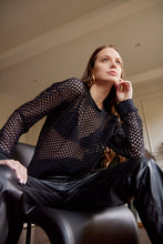 Cargar imagen en el visor de la galería, Saco en Tejido de malla color Hueso. Diseño Oversize. Hombro caído. Cuello redondo. Manga Larga. Cuello pretina y puños en rib tejido tono a tono. Perfecto para usar en clima frío y caliente. Disponible en 3 colores Hueso, Negro y Verde. Porducto Hecho en Colombia. Compra Online