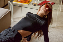 Cargar imagen en el visor de la galería, Body Aberturas Manga Larga. Tejido elástico. Diseño entallado. Cuello redondo. Manga Larga. Aberturas Laterales. Cierre de botones en la parte inferior.Disponible en color Negro. Producto Hecho en Colombia. Compra Online