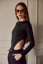 Cargar imagen en el visor de la galería, Body Aberturas Manga Larga. Tejido elástico. Diseño entallado. Cuello redondo. Manga Larga. Aberturas Laterales. Cierre de botones en la parte inferior.Disponible en color Negro. Producto Hecho en Colombia. Compra Online