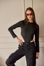 Cargar imagen en el visor de la galería, Body Aberturas Manga Larga. Tejido elástico. Diseño entallado. Cuello redondo. Manga Larga. Aberturas Laterales. Cierre de botones en la parte inferior.Disponible en color Negro. Producto Hecho en Colombia. Compra Online