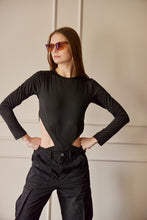 Cargar imagen en el visor de la galería, Body Aberturas Manga Larga. Tejido elástico. Diseño entallado. Cuello redondo. Manga Larga. Aberturas Laterales. Cierre de botones en la parte inferior.Disponible en color Negro. Producto Hecho en Colombia. Compra Online
