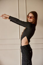 Cargar imagen en el visor de la galería, Body Aberturas Manga Larga. Tejido elástico. Diseño entallado. Cuello redondo. Manga Larga. Aberturas Laterales. Cierre de botones en la parte inferior.Disponible en color Negro. Producto Hecho en Colombia. Compra Online