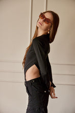 Cargar imagen en el visor de la galería, Body Aberturas Manga Larga. Tejido elástico. Diseño entallado. Cuello redondo. Manga Larga. Aberturas Laterales. Cierre de botones en la parte inferior.Disponible en color Negro. Producto Hecho en Colombia. Compra Online