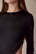 Cargar imagen en el visor de la galería, Body Aberturas Manga Larga. Tejido elástico. Diseño entallado. Cuello redondo. Manga Larga. Aberturas Laterales. Cierre de botones en la parte inferior.Disponible en color Negro. Producto Hecho en Colombia. Compra Online