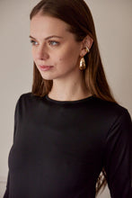 Cargar imagen en el visor de la galería, Body Aberturas Manga Larga. Tejido elástico. Diseño entallado. Cuello redondo. Manga Larga. Aberturas Laterales. Cierre de botones en la parte inferior.Disponible en color Negro. Producto Hecho en Colombia. Compra Online