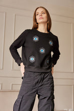 Cargar imagen en el visor de la galería, Saco con ojos de protección bordados. Tejido de algodón. Con detalle de ojos bordados. Diseño recto. Cuello redondo. Manga Larga. Cuello pretina y puños en rib tejido tono a tono. Disponible en color Negro. Porducto hecho en Colombia. Compra Online.