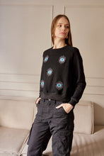 Cargar imagen en el visor de la galería, Saco con ojos de protección bordados. Tejido de algodón. Con detalle de ojos bordados. Diseño recto. Cuello redondo. Manga Larga. Cuello pretina y puños en rib tejido tono a tono. Disponible en color Negro. Porducto hecho en Colombia. Compra Online.