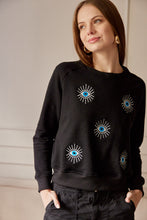 Cargar imagen en el visor de la galería, Saco con ojos de protección bordados. Tejido de algodón. Con detalle de ojos bordados. Diseño recto. Cuello redondo. Manga Larga. Cuello pretina y puños en rib tejido tono a tono. Disponible en color Negro. Porducto hecho en Colombia. Compra Online.