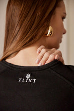 Cargar imagen en el visor de la galería, Saco con ojos de protección bordados. Tejido de algodón. Con detalle de ojos bordados. Diseño recto. Cuello redondo. Manga Larga. Cuello pretina y puños en rib tejido tono a tono. Disponible en color Negro. Porducto hecho en Colombia. Compra Online.