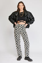 Cargar imagen en el visor de la galería, Chaqueta Puffer de mujer. Diseño alcochado en cuero sintético. Tejido técnico repelente al agua. Cuero Vegano. Cuello subido y manga larga con puños elásticos. Bolsillos laterales. Cierre frontal con botones a presión ocultos por la solapa. Forro interior con estampado de Flint. Disponible en color Café y Negro. Producto 100% hecho en Colombia.