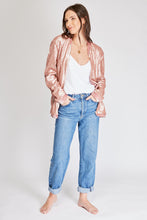 Cargar imagen en el visor de la galería, Chaqueta de Lentejuelas de mujer. Tejido de lentejuelas. Diseño largo y recto. Cuello redondo. Manga larga. Dos bolsillos laterales forrados en terciopelo. Forro interior en viscosa tono a tono. Detalles de terciopelo en la terminación de pretina, puños, cuello y frente. Colores Oro Rosa, Plateado y Negro. Producto 100% hecho en Colombia. Compra Online