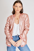 Cargar imagen en el visor de la galería, Chaqueta de Lentejuelas de mujer. Tejido de lentejuelas. Diseño largo y recto. Cuello redondo. Manga larga. Dos bolsillos laterales forrados en terciopelo. Forro interior en viscosa tono a tono. Detalles de terciopelo en la terminación de pretina, puños, cuello y frente. Colores Oro Rosa, Plateado y Negro. Producto 100% hecho en Colombia. Compra Online