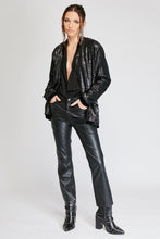 Cargar imagen en el visor de la galería, Chaqueta de Lentejuelas de mujer. Tejido de lentejuelas. Diseño largo y recto. Cuello redondo. Manga larga. Dos bolsillos laterales forrados en terciopelo. Forro interior en viscosa tono a tono. Detalles de terciopelo en la terminación de pretina, puños, cuello y frente. Colores Oro Rosa, Plateado y Negro. Producto 100% hecho en Colombia. Compra Online