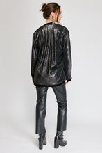 Cargar imagen en el visor de la galería, Chaqueta de Lentejuelas de mujer. Tejido de lentejuelas. Diseño largo y recto. Cuello redondo. Manga larga. Dos bolsillos laterales forrados en terciopelo. Forro interior en viscosa tono a tono. Detalles de terciopelo en la terminación de pretina, puños, cuello y frente. Colores Oro Rosa, Plateado y Negro. Producto 100% hecho en Colombia. Compra Online