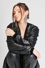 Cargar imagen en el visor de la galería, Chaqueta de Lentejuelas de mujer. Tejido de lentejuelas. Diseño largo y recto. Cuello redondo. Manga larga. Dos bolsillos laterales forrados en terciopelo. Forro interior en viscosa tono a tono. Detalles de terciopelo en la terminación de pretina, puños, cuello y frente. Colores Oro Rosa, Plateado y Negro. Producto 100% hecho en Colombia. Compra Online