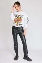 Cargar imagen en el visor de la galería, Saco de Naipes con estampado Reina de Picas en el frente. Frase "Black Queen" estampado en los dos brazos. Tejido de algodón. Diseño Oversize. Cuello redondo. Manga Larga. Cuello pretina y puños en rib tejido tono a tono. Disponible en color Blanco. Producto hecho en Colombia. Compra Online